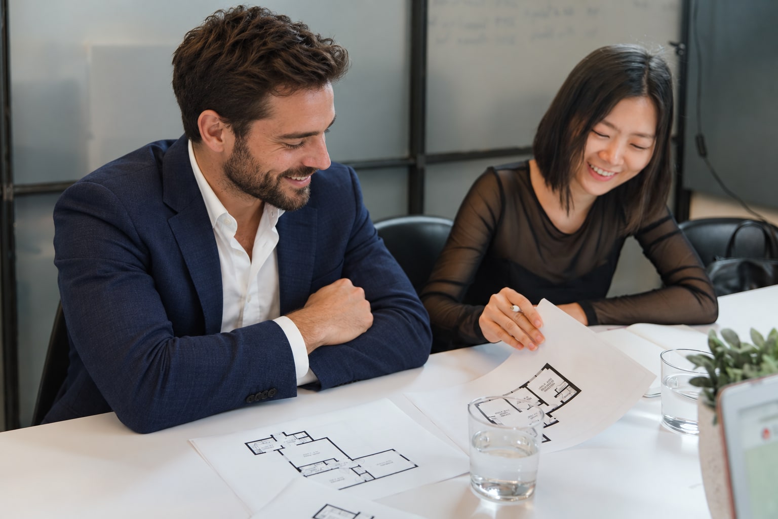 Scena illustrativa di professionisti che esaminano un progetto architettonico