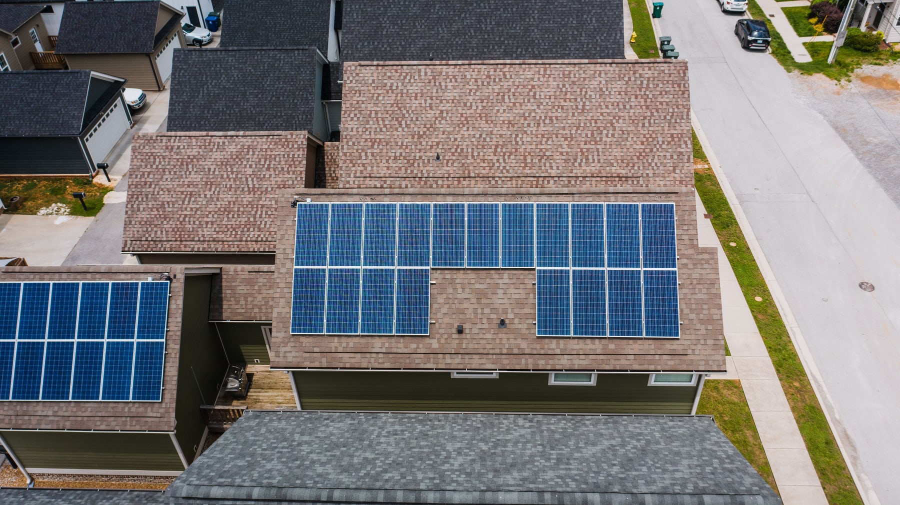 Pannelli fotovoltaici installati sui tetti di edifici residenziali